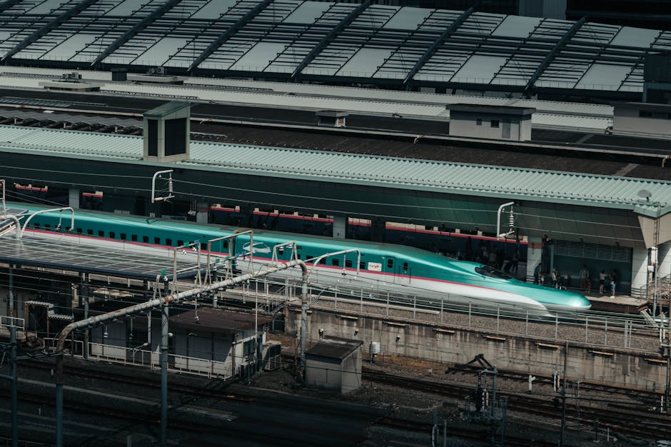 日本の東京駅にある高速新幹線。近代的な交通機関を展示しています。