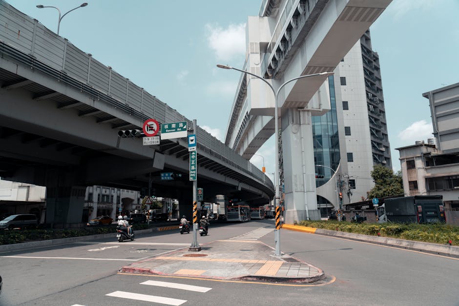 台湾の活気あふれる新北市では、高架道路と公共交通機関の路線が交差しており、都市生活の様子を捉えている。
