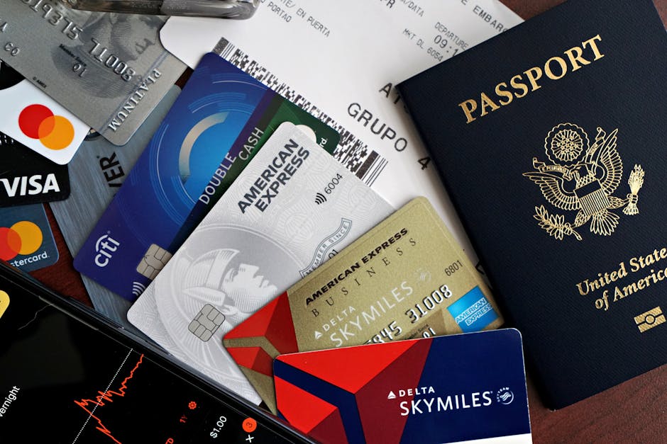 パスポート、クレジットカード、搭乗券など、旅行に欠かせないアイテムをまとめたコレクション。旅行と金融のコンセプトに最適です。
