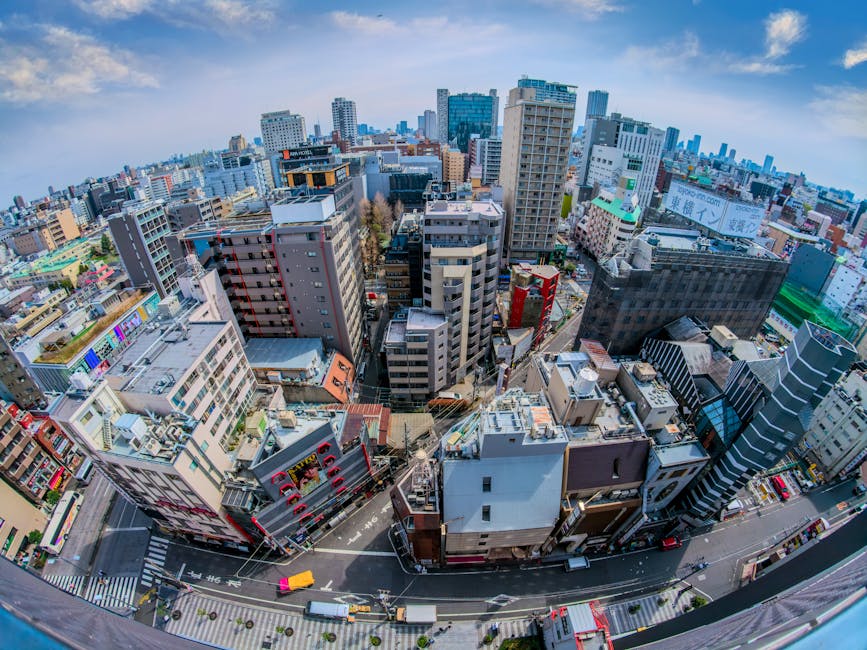 東京の都市建築と賑やかな通りの鮮やかな空中写真。