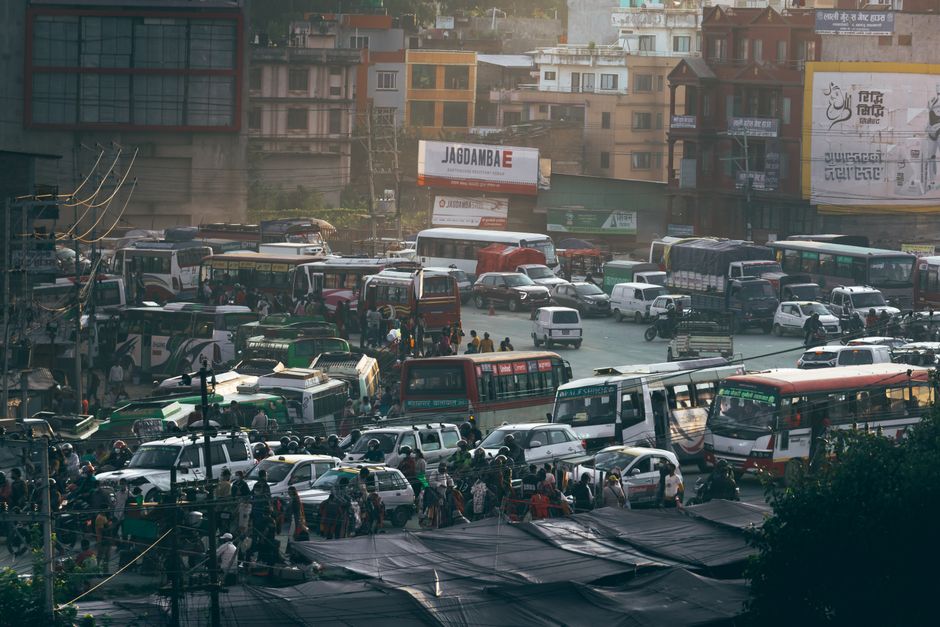 カトマンズの激しい交通渋滞、バス、車、人々がいます。バグマティ州の都市的混乱。