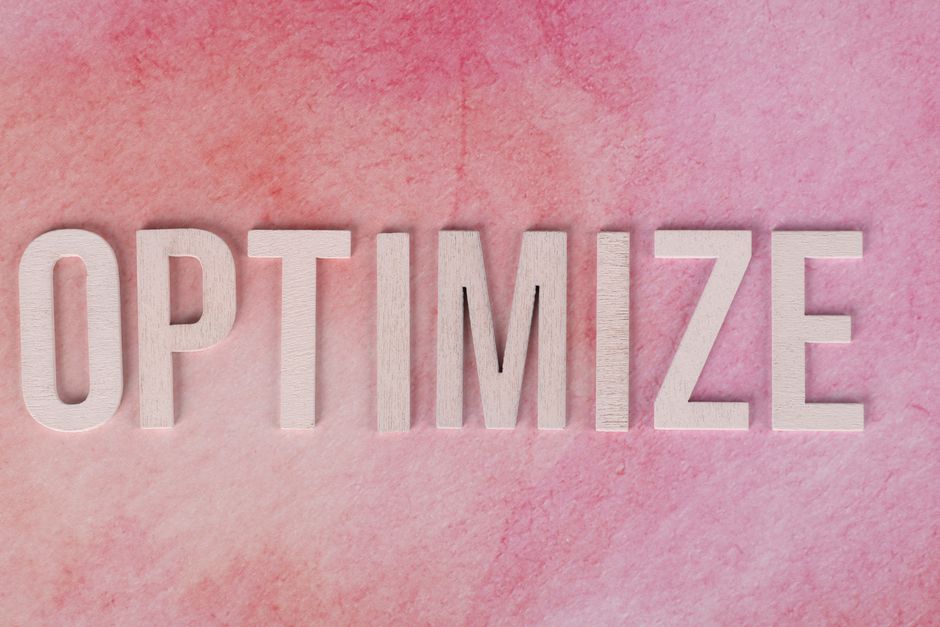 ピンクのテクスチャのある表面に「OPTIMIZE」という単語をクリエイティブに表示します。