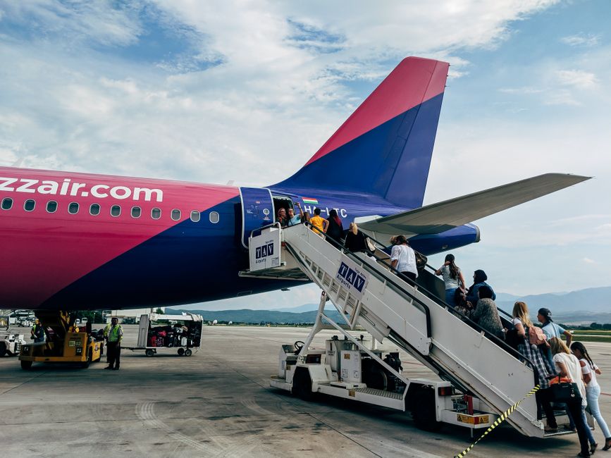 航空会社の中を歩く人々