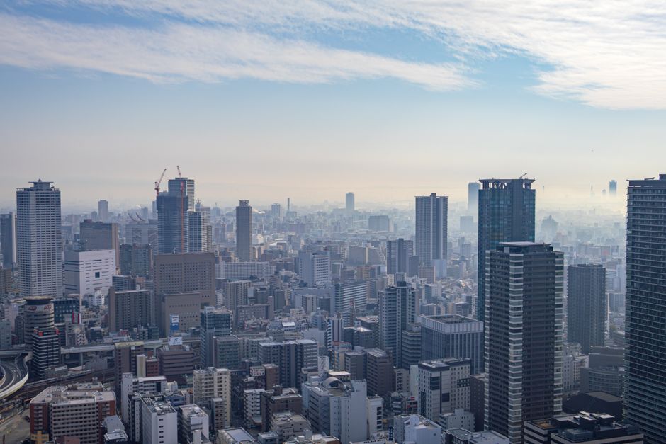 明るい青空の下にある大阪の近代的な高層ビルの素晴らしい空中写真。