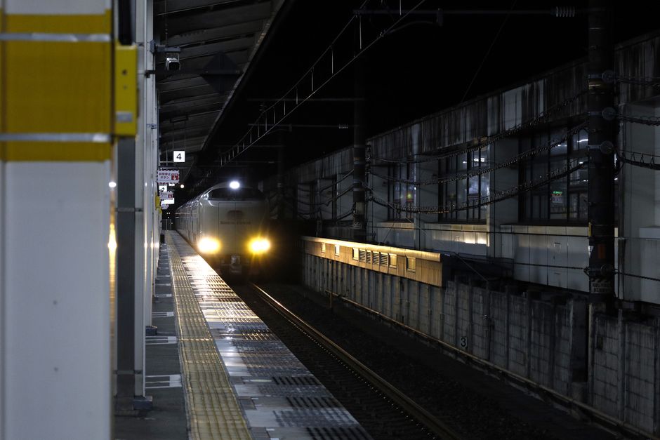 日本の静岡駅に到着する特急列車の夜景。