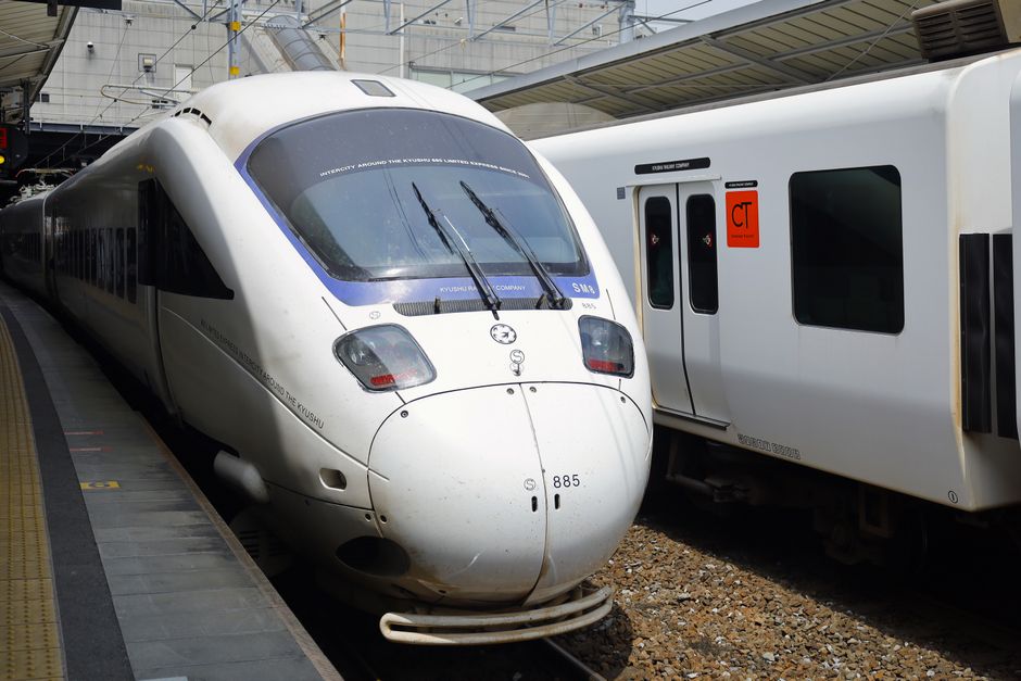日本の鉄道効率の象徴である、北九州駅に停車中の885系電車。