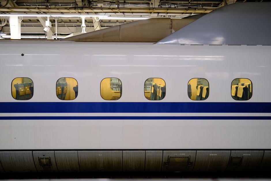 東京駅での窓越しに見る新幹線の車両内部。