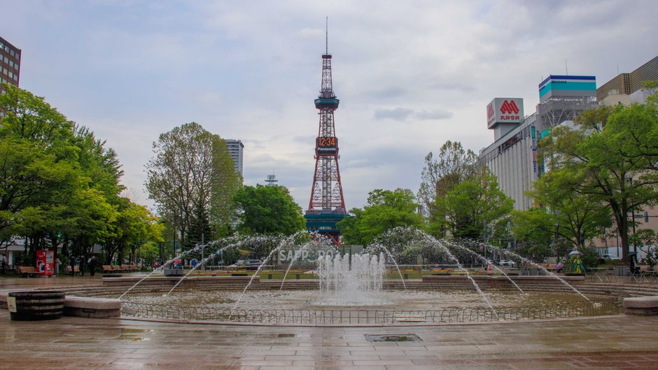 札幌ホテル選びの拠点になる大通公園と札幌テレビ塔の眺め