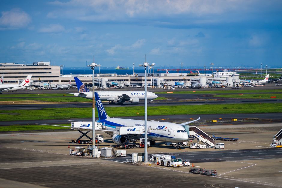 年末年始の航空券を早割で予約して向かう羽田空港の旅客機