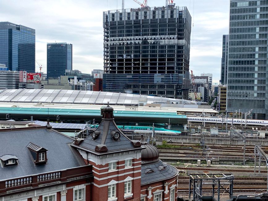 東京都千代田区にある東京駅と周辺のビルの概要。