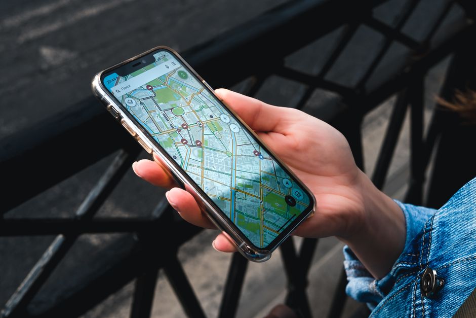 海外WiFiやeSIMでスマホの地図アプリを使うイメージ