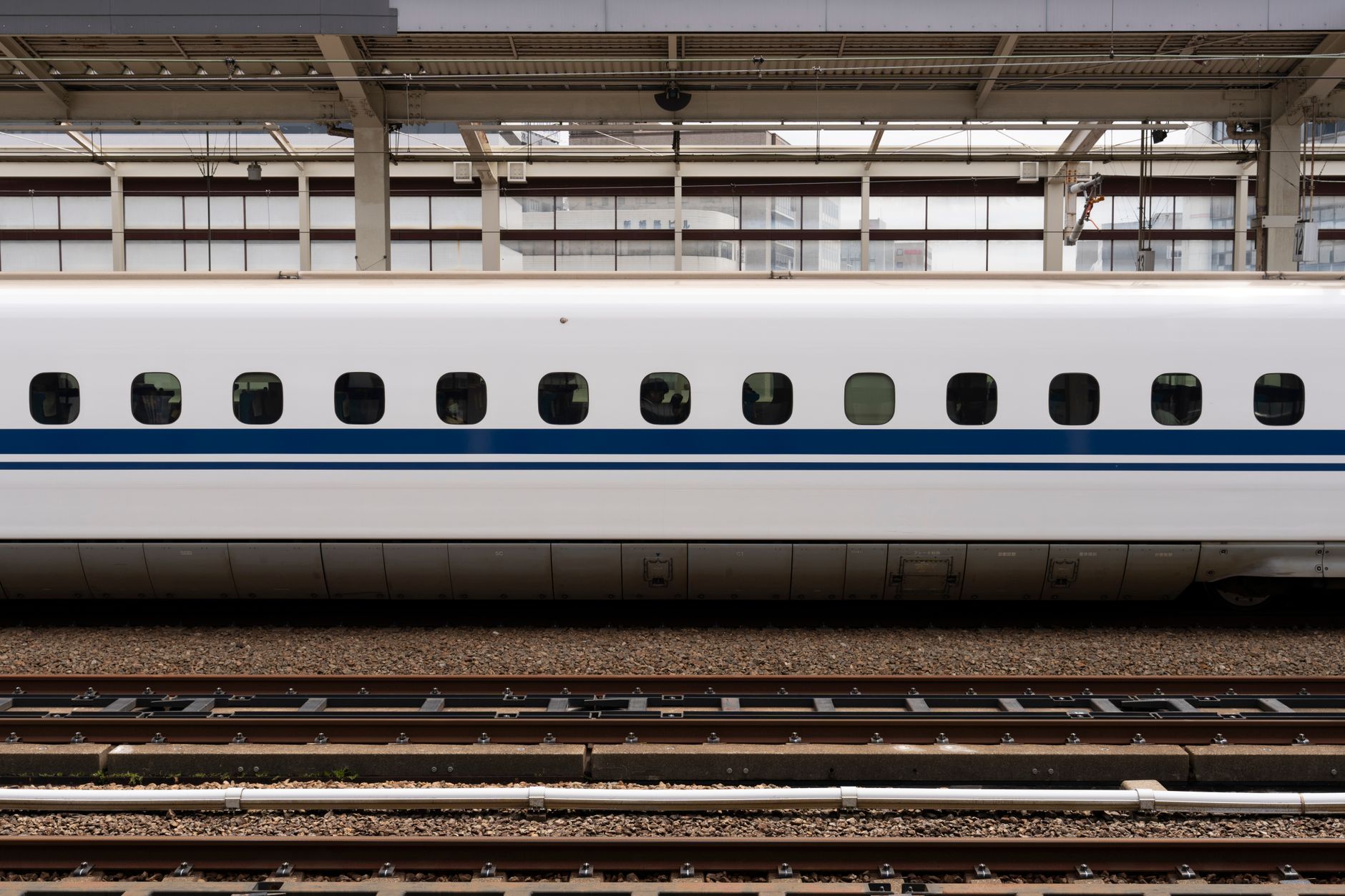 東京〜新大阪を走る東海道新幹線N700系の車体