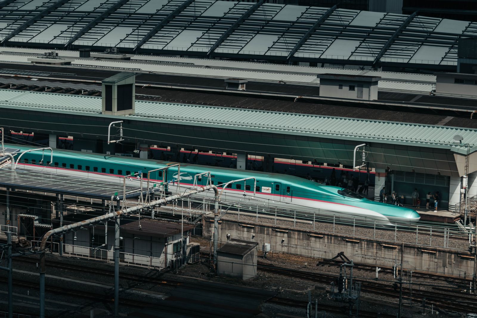 東京駅に停車する東北新幹線 どこかにビューーン!の出発駅