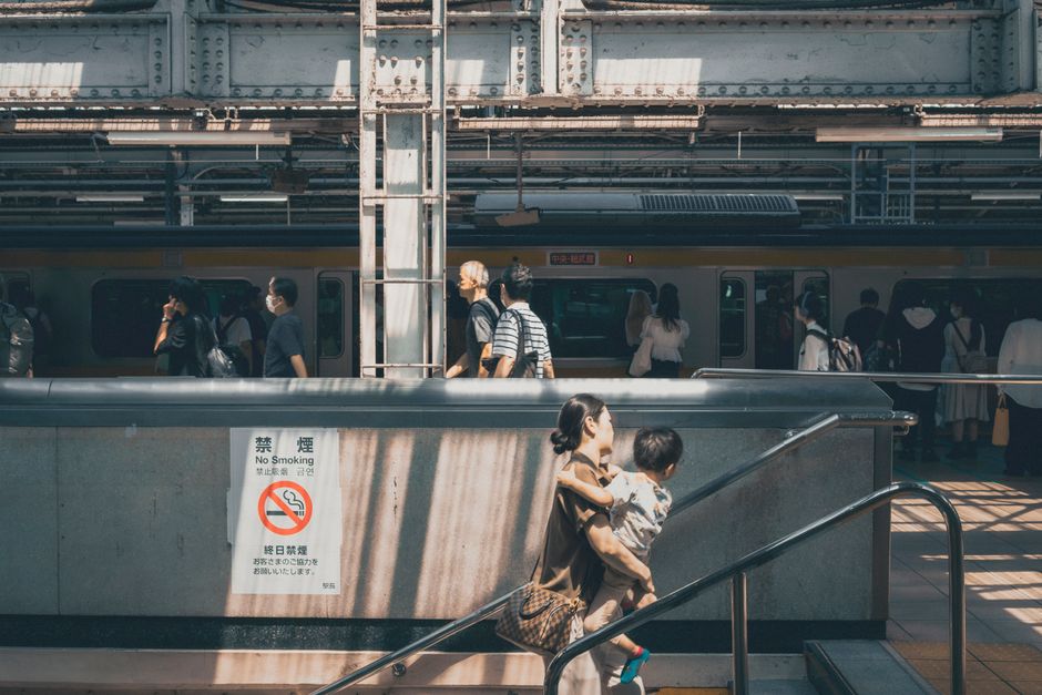えきねっと事前受付 家族の帰省で駅を利用する親子