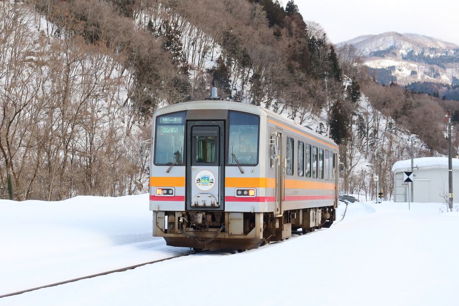 青春18きっぷ冬旅で注意したい雪の中を走る列車