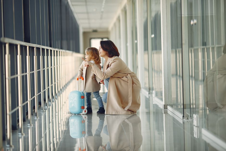 家族・子連れ帰省の特典航空券 空港で旅立つ親子